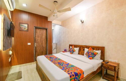 Munirka Hotel | Via Blu Lagoon Inn- Max Super Speciality Hospital and Select Citywalk Mall