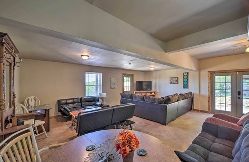 Vian Cabin | Vian Getaway w/ Lake Tenkiller Views & Deck!