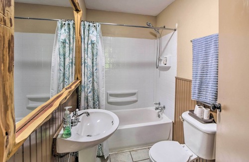 Vian Cabin | Vian Getaway w/ Lake Tenkiller Views & Deck!