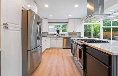 Elmhurst House | Vibey 3BR w/Tons of Light | LCP Collection