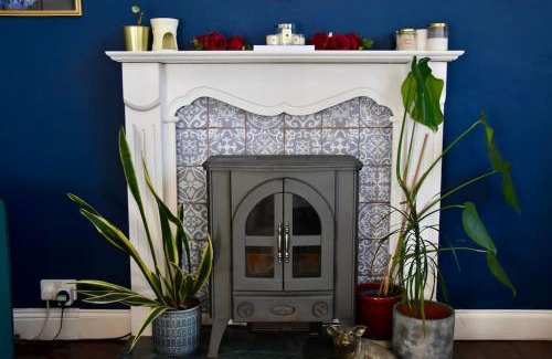 Dunfermline Apartment | Vibrant 1BD flat with Garden in Dunfermline, Fife