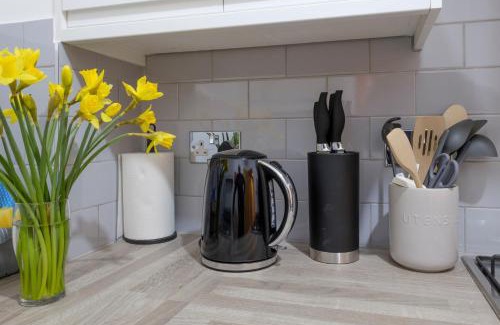 Doncaster Apartment | Vibrant 2 Bed Apartment, FREE Parking, Bawtry Rd Doncaster - Hosted by Stay Host Save