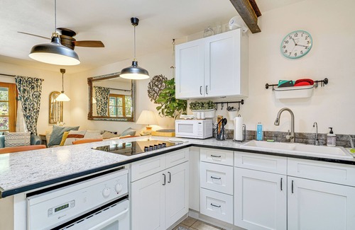 Patagonia Apartment | Vibrant 'Casa Paloma' w/Patio - Near Vineyards!