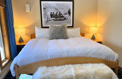 Plymouth House | Vibrant & Luxurious Retro Mountain Home Minutes To Okemo & Killington