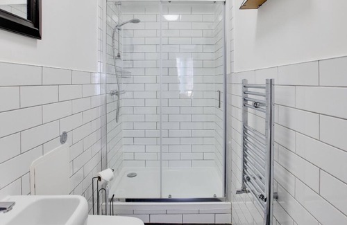 Southend-on-Sea Apartment | Vibrant & Stylish Studio City Centre Nr High Street by Luxiety Stays