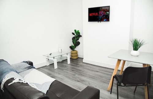 Bootle House | Vibrant Urban Nest