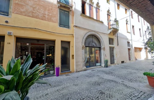 Vicenza Apartment | Vicenza Piazza dei Signori Elegant Apartment