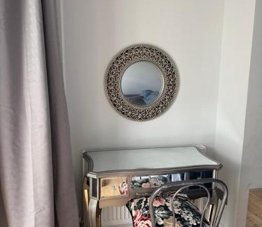 Haselbury House | Victoria House - Cozy Rooms