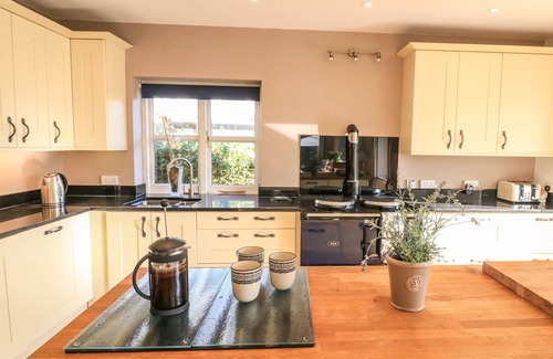 Kingsbridge House | VICTORIA LODGE, pet friendly, with a garden in Kingsbridge
