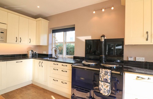 Kingsbridge House | VICTORIA LODGE, pet friendly, with a garden in Kingsbridge