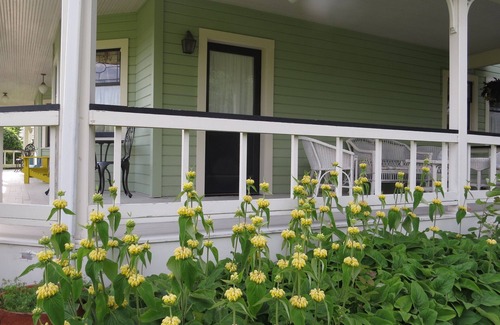 Lopez Island Apartment | 🌞Victorian Charm🌞Friendly,Not Stuffy.WalktoEverything.WIFI.#1TripAdvisor.Relax