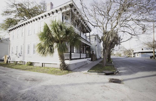 Savannah Victorian District House | Victorian District Duplex ★ 2 APTS & 6 BDRS ★ Just 2 blocks to Forsyth Park!