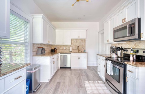 King House | Victorian Vibes 3BR Steps to Mississippi