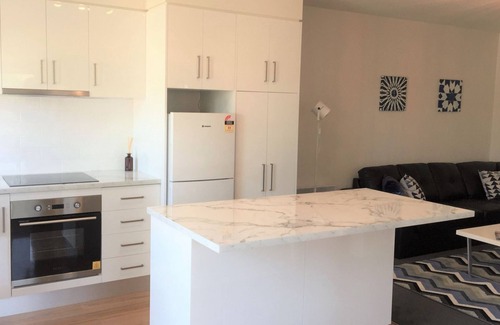 Sandy Bay Apartment | View Street Apartment Car park 650m to shops