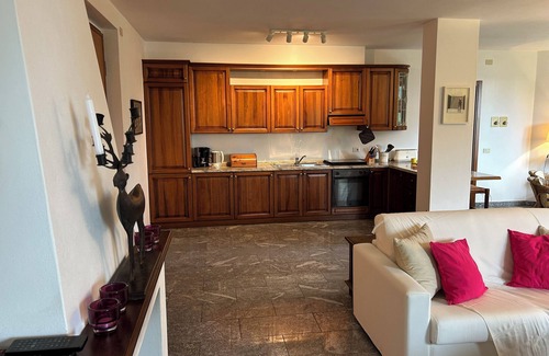 San Mamete Apartment | View to the lake, sun terrace, Mediterranean garden, cosy flat