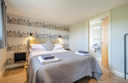 Much Wenlock Cabin | Viewpoint Lodge with Wood-Fired Hot Tub in Much Wenlock - 8 bedrooms available