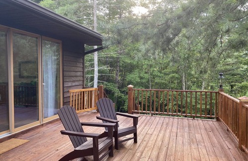 Almond House | Views, hot tub, spacious 3Bd, 3Ba w Tesla Charger