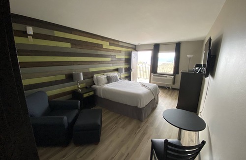 Davenport Apartment | Views of Lake Roosevelt, On-Site Restuarant and Brand New Renovated Rooms!