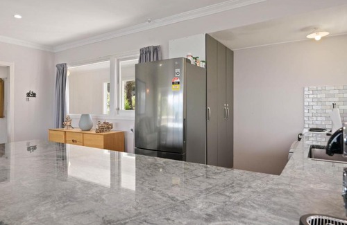 Acacia Bay House | Views on Wakeman - Acacia Bay Holiday Home