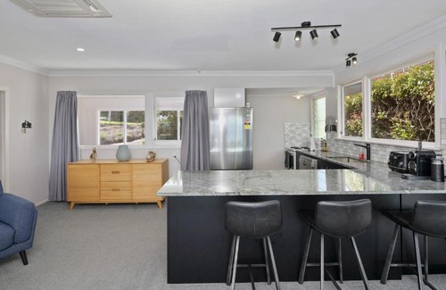 Acacia Bay House | Views on Wakeman - Acacia Bay Holiday Home