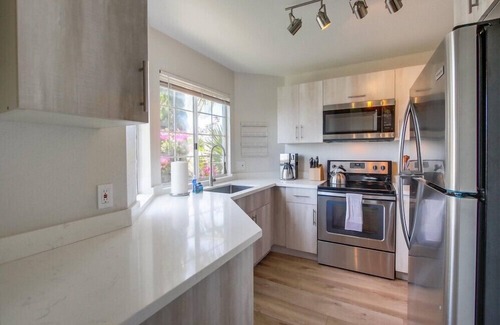 North Pacific Beach Condo | VIEWS * Walk to Beach * AC * Dogs Ok * Fire Pit