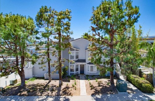 North Pacific Beach Condo | VIEWS * Walk to Beach * AC * Dogs Ok * Fire Pit