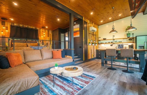 Helen Apartment | Viking Hilltop Suites-Sunset Suite- Walk to Town