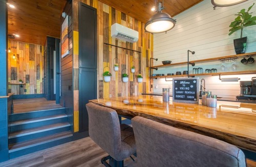 Helen Apartment | Viking Hilltop Suites-Sunset Suite- Walk to Town