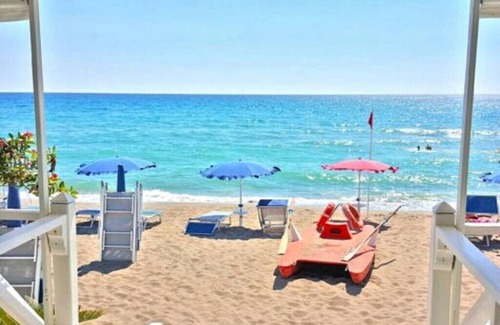 Paestum Villa | VILLA BY THE SEA A SHORT DISTANCE FROM PAESTUM TEMPLES. PRIVATE POOL IN THE GARDEN.