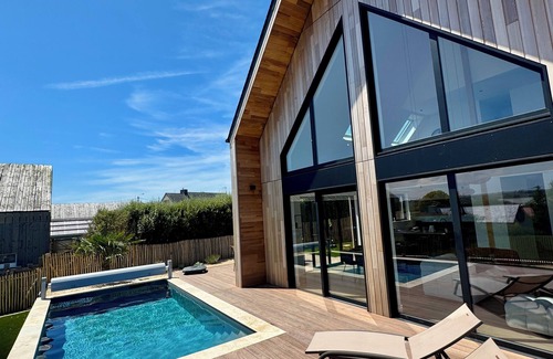 Plouneour-Trez House | Villa Des Sables Blancs Outdoor swimming pool heated to 29°C-View of the bay