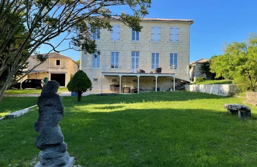 Semillac Villa | Villa '2 Chambres - 4 Voyageurs' with Private Terrace, Private Garden and Wi-Fi