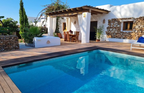 Sant Carles de Peralta Villa | VILLA 5 MINUTES FROM THE BEACHES WITH POOL AND GARDENS