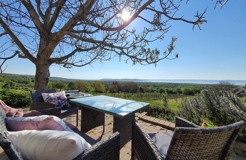 Vaszoly Villa | Villa a Balaton-Felvidéken, ahol jakuzziban gyönyörködhet a tó panorámájában