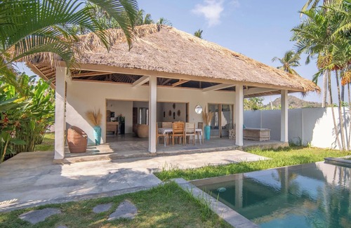 Selong Belanak Villa | Villa Alang Alang with private Pool & Garden