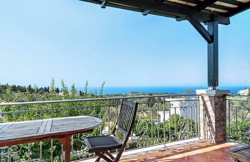 Tsoukaladhes Villa | "Villa Aliki" with Sea View, Private Pool & Wi-Fi