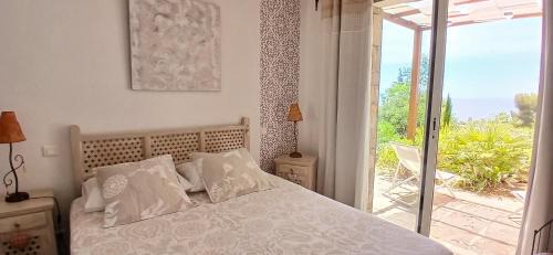 Le Dramont Villa | VILLA ANADINE - Aiguebonne BOULOURIS - PLEINE VUE MER - À 5 minutes à pied de la plage - Climatisée