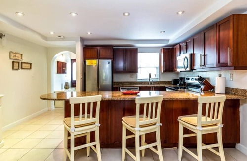 The Bight House | Villa April, Family-Sized Condo-5 minutes from the beautiful beach!