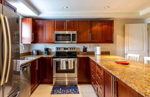 The Bight House | Villa April, Family-Sized Condo-5 minutes from the beautiful beach!
