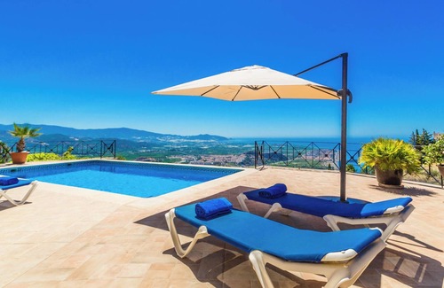 Salobrena Villa | Villa Aura is a sunny family villa with a breathtaking view