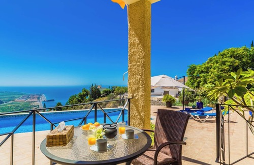 Salobrena Villa | Villa Aura is a sunny family villa with a breathtaking view