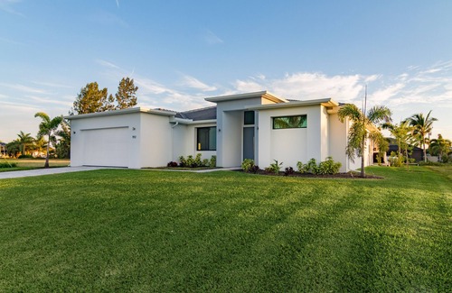 Pelican Villa | VILLA AVIVA - modern, boat-lift, large south-facing terrace with spa/pool