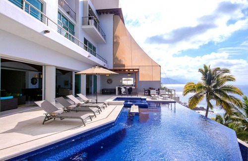 South Shore Hotel Area Villa | VILLA AZUL PACIFICO Ocean-front Villa 5 minutes from town.