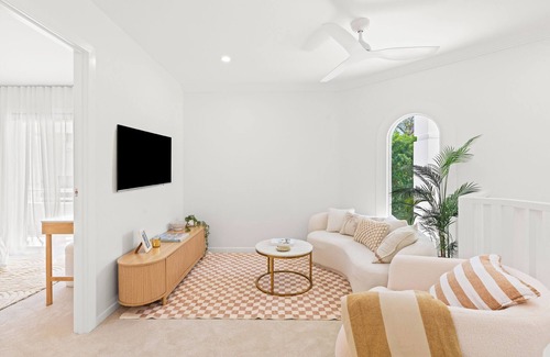 Bundall Villa | Villa Blanca, your private oasis, awaits.