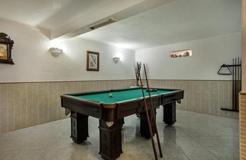 Monte Raposo Villa | Villa Cadre - 5BR w Private Pool & Snooker Table