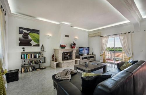 Monte Raposo Villa | Villa Cadre - 5BR w Private Pool & Snooker Table