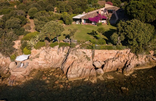 Santa Giulia Villa | Villa Cala D Oro with sea view, private beach, Wi-Fi and air conditioning
