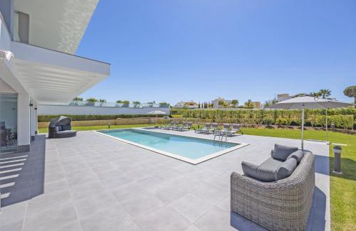 Castelo Villa | Villa Casa Lirio by Villa Plus