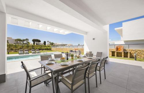 Castelo Villa | Villa Casa Lirio by Villa Plus
