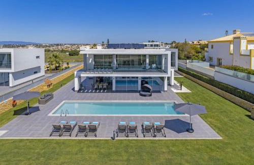 Castelo Villa | Villa Casa Lirio by Villa Plus