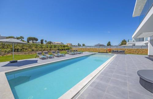 Castelo Villa | Villa Casa Lirio by Villa Plus